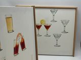 deux photos encadrées représentant des cocktails et des boissons posées sur la table