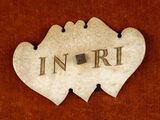 a sign that says in iri on a brown background