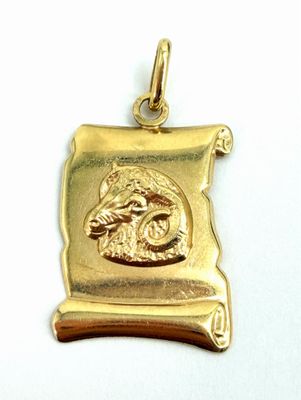 une image représentant un pendentif plaqué or orné d'un lion