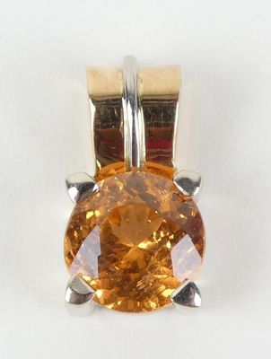 une image montrant un gros plan d'un pendentif en diamant jaune sur fond blanc