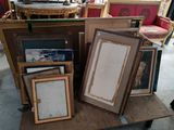 un grand nombre de photos encadrées sur une table dans une pièce