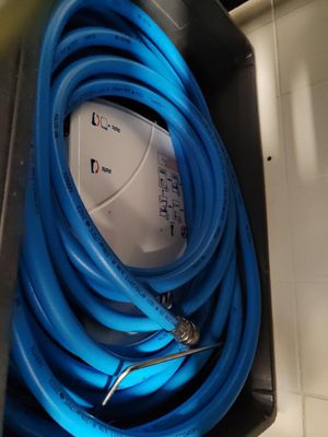 un tuyau bleu branché sur une prise électrique