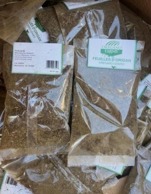 une boîte remplie d'herbes posée sur une table