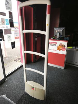 Un portique de sécurité CHECKPOINT.