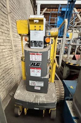 une machine posée sur un chariot dans un entrepôt