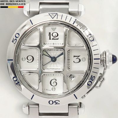 gros plan d'une montre sur une surface blanche