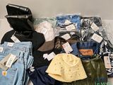 une pile de vêtements posée sur une table
