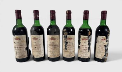 six bouteilles de vin sont alignées dans une rangée