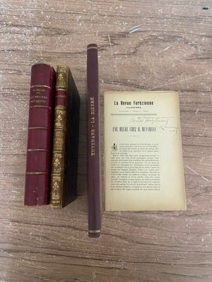 deux livres posés l'un à côté de l'autre sur une table