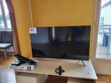 une télévision à écran plat posée sur un bureau dans un salon