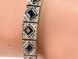 un gros plan sur le bras d'une femme portant un bracelet