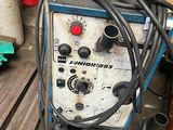 une photo d'une machine à souder dans un garage