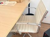 un bureau avec une chaise et un ordinateur dessus