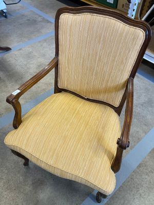 Fauteuil de salon en bois et tissu.