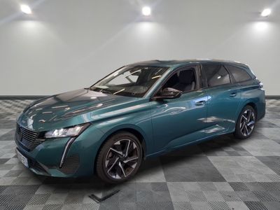 Le nouveau SUV hybride Toyota Mira est exposé dans le showroom de la concession Toyota.