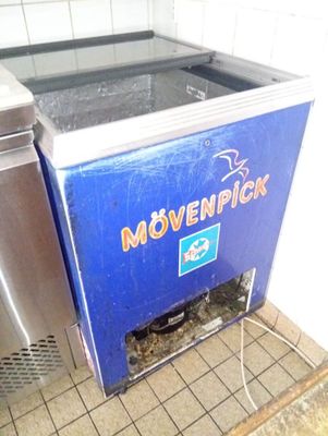 a blue machine that is sitting on the floor