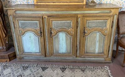 une armoire en bois surmontée d'un miroir