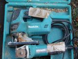 une boîte bleue contenant des outils, posée par terre
