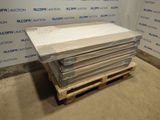 une pile de matelas posée sur une palette dans une pièce