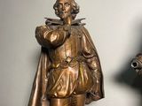 two statues of a man and a woman standing next to each other