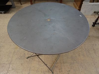 une image représentant une table avec un plateau circulaire en métal