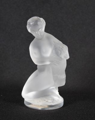la figurine est posée sur une surface noire, avec un fond noir