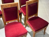 Six chaises en noyer blond, garniture de velours rouge. (photo 4)