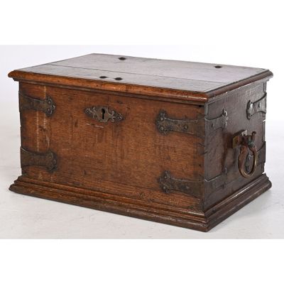 PETIT COFFRE en chêne patiné à ferrures en écoinçons, gros c… - Photo 1
