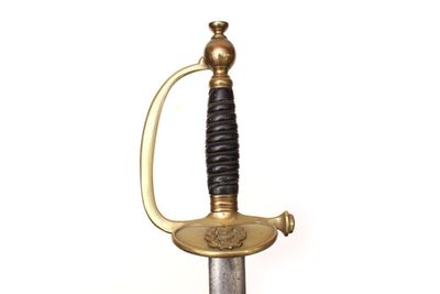 une épée dorée et noire sur fond blanc