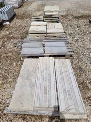 beaucoup de vieux matelas posés par terre
