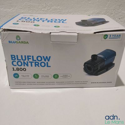 une boîte contenant un souffleur bleu et noir