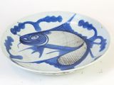un bol bleu et blanc orné d'un motif de poisson