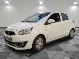 la photo d'une voiture blanche garée dans une pièce