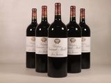 trois bouteilles de vin rouge sont alignées sur une table