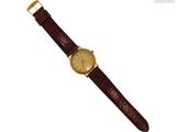 gros plan d'une montre sur fond blanc