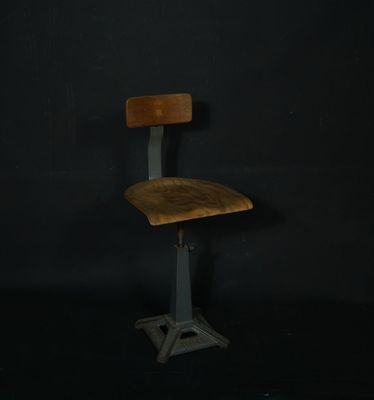 SINGER Chaise d'atelier en métal, assise et dossier en bois.…