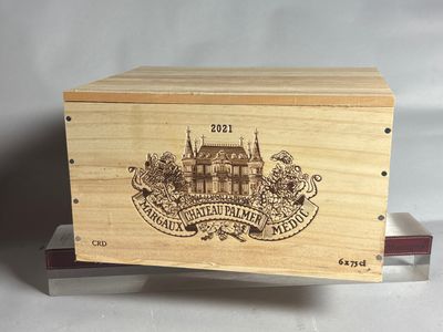 une boîte en bois avec l'image d'un château dessus