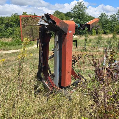 une voiture rouillée au milieu d'un champ