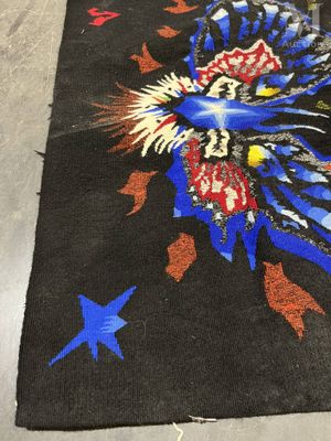 un tapis orné d'un motif, posé sur le sol