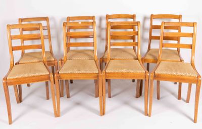 Suite de HUIT CHAISES en noyer, à dossier renversé, posant s…