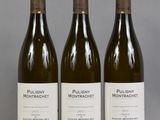 trois bouteilles de vin posées sur une table l'une à côté de l'autre