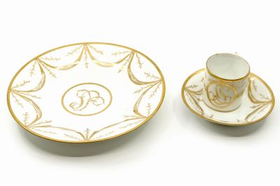 une image représentant une tasse et une soucoupe posées sur une surface blanche