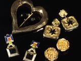 plusieurs bijoux, dont une broche en forme de cœur, des boucles d'oreilles et une épingle