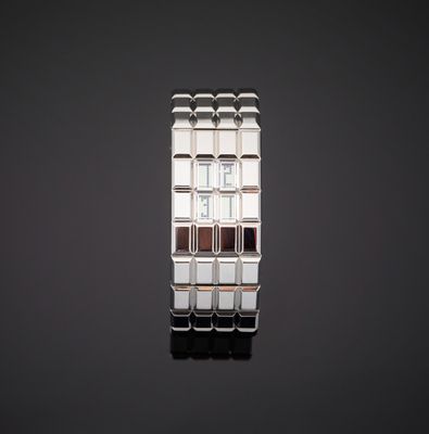 CHANEL « Chocolat ». Montre bracelet en acier, boîtier recta…