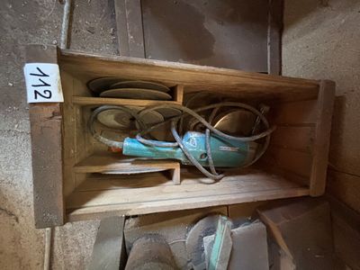 une étagère en bois sur laquelle sont posées une paire de chaussures et un bol