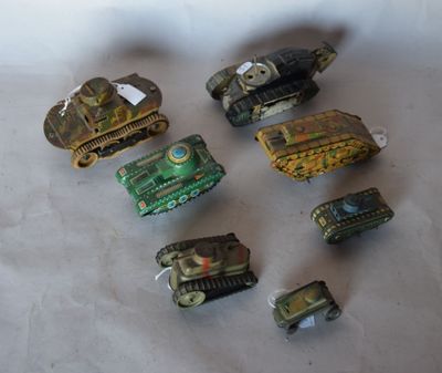 de nombreux types de chars miniatures posés sur une table