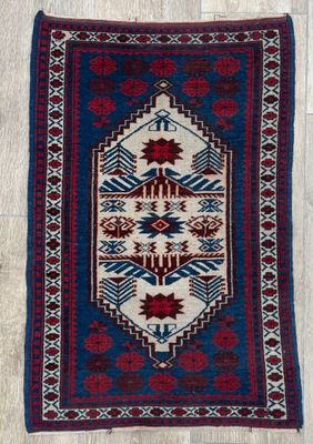 un tapis bleu et rouge posé sur un parquet