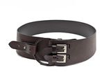 ceinture en cuir marron avec des boucles métalliques sur fond blanc