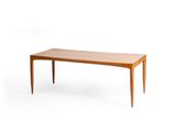 une image d'une table en bois sur fond blanc