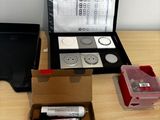 une boîte de piles et une boîte de piles posées sur un bureau
